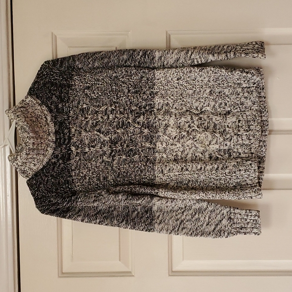Sweater size medium - Picture 1 of 3